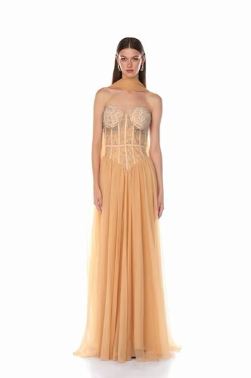 Abito da sera beige senza spalline con gonna fluida